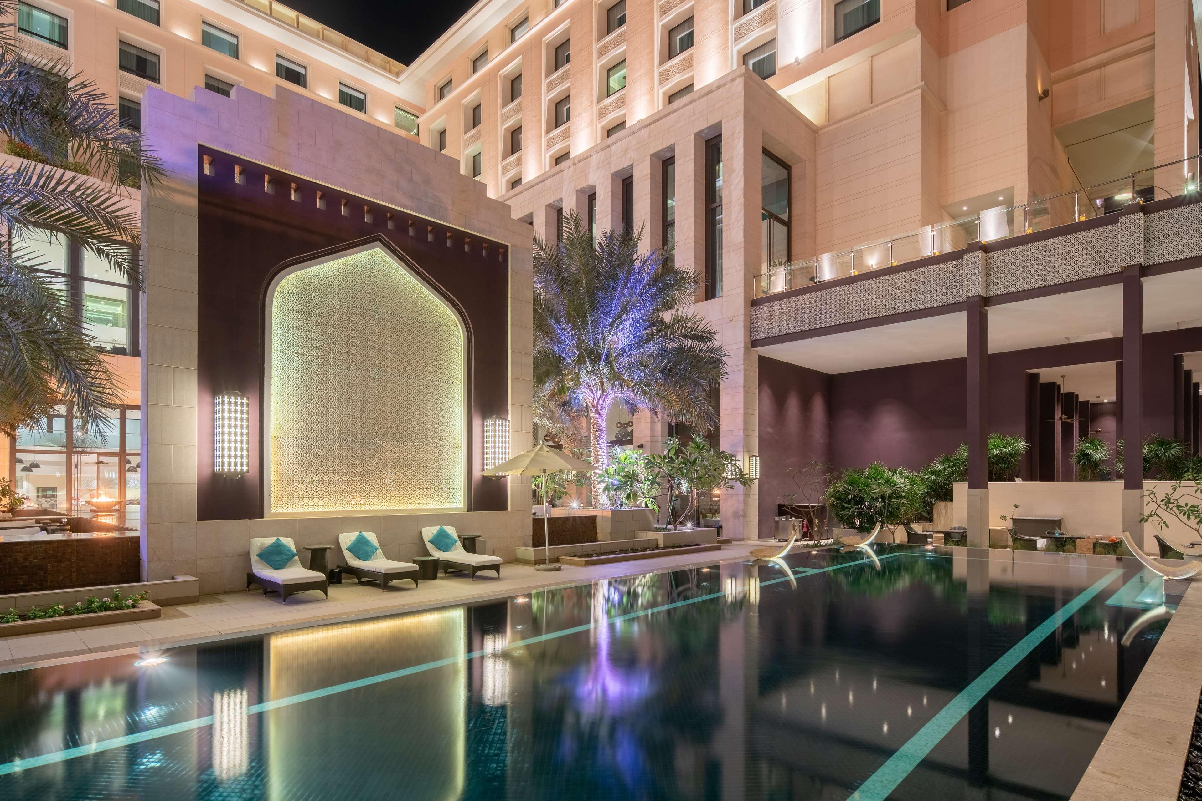 Radisson Collection Muscat, Hormuz Grand Hotel Exterior foto The pool at the hotel
