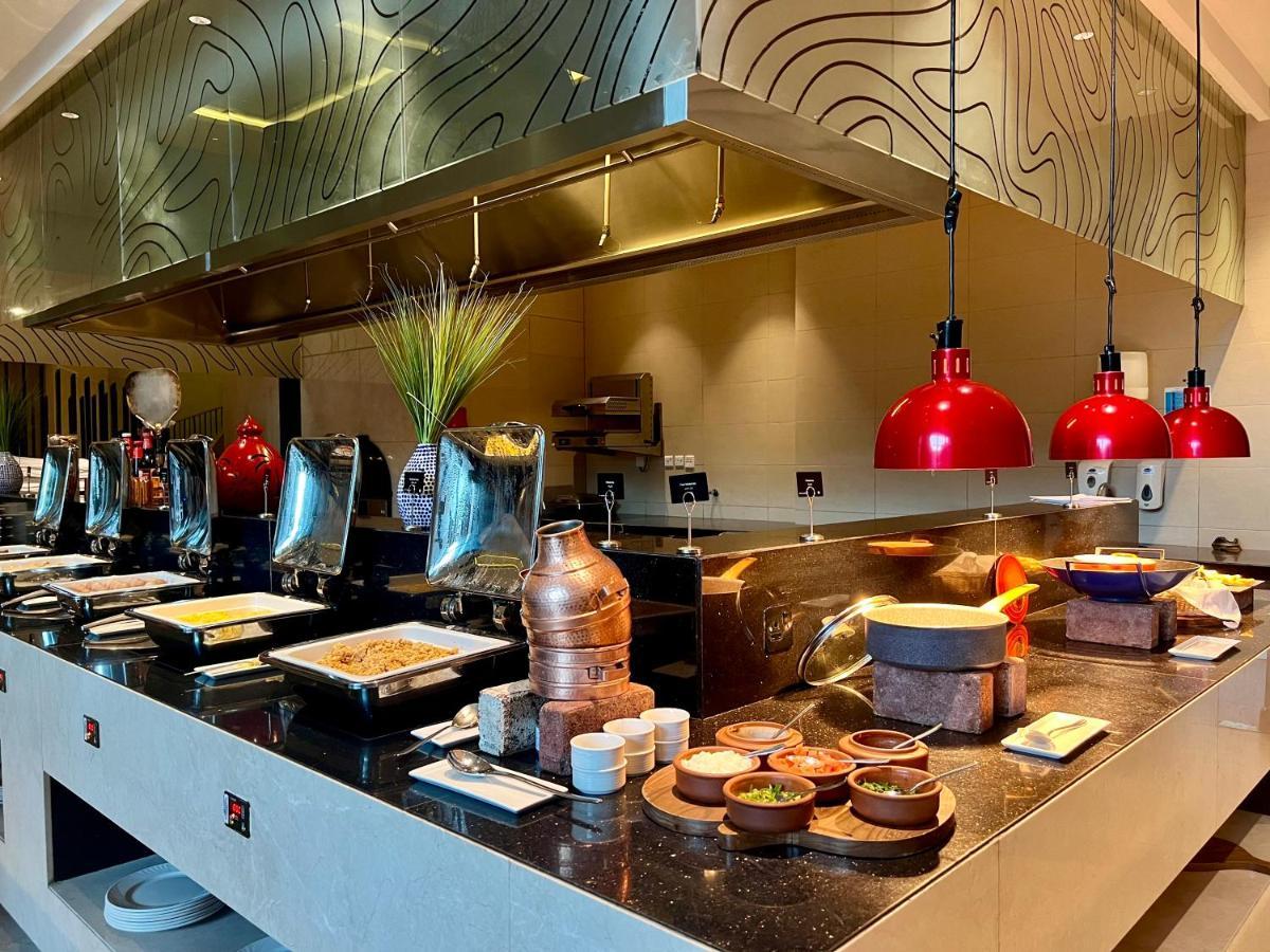 Radisson Collection Muscat, Hormuz Grand Hotel Exterior foto A buffet at a hotel