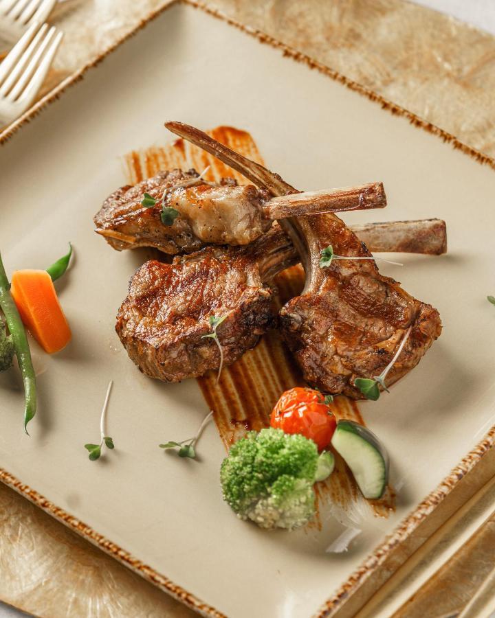 Radisson Collection Muscat, Hormuz Grand Hotel Exterior foto Rack of lamb