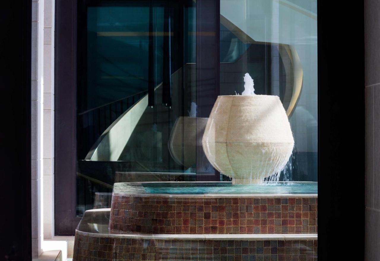 Radisson Collection Muscat, Hormuz Grand Hotel Exterior foto Fountain at the entrance of the hotel